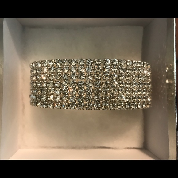 SILVER SPARKLING STRETCH BRACELT (NWOT) - Picture 4 of 5